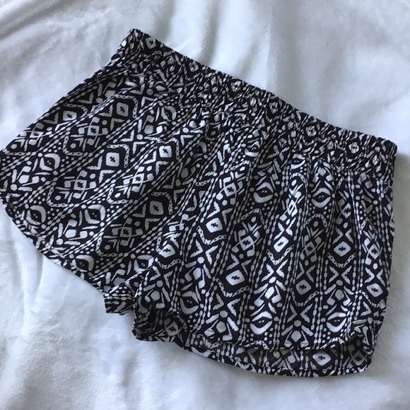 Kira Black/White Patterned Shorts - Picture 3 of 6